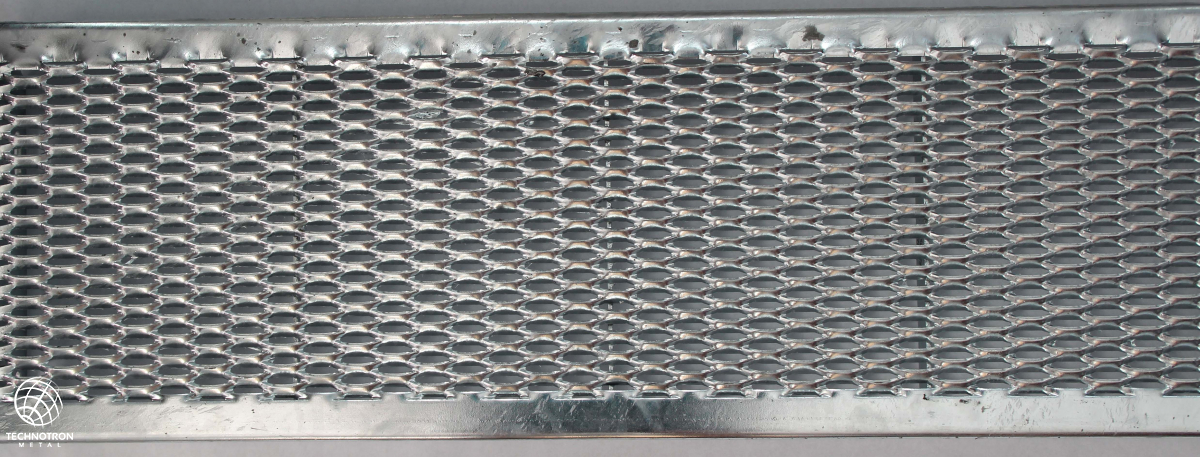 Schodišťový stupeň Public - tahokovový - ocel, žárový zinek / 47x13x5x3 mm / 1000 x 240 mm