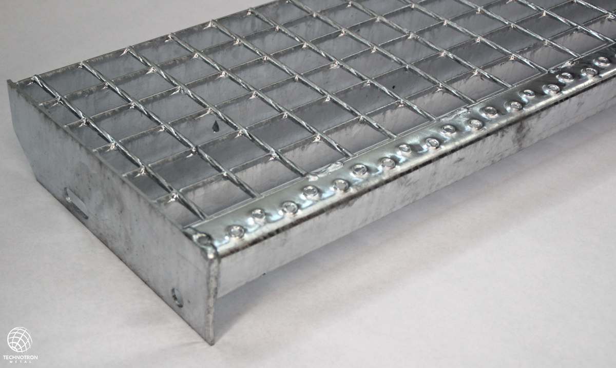 Schodišťový stupeň - SP - svařovaný - ocel, žárový zinek / 34 x 38 / 30 x 3 / 900x270 mm